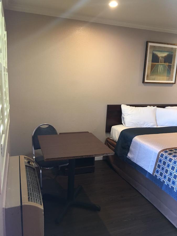 Royal Palace Inn Дейли Сити Екстериор снимка